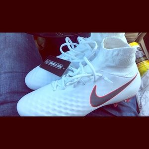 Nike Magistas